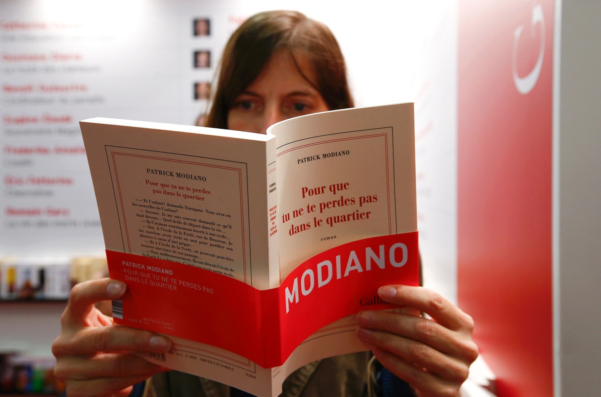9.out.2014 - Mulher lê livro de Patrick Modiano durante a Feira de Frankfurt - Reuters