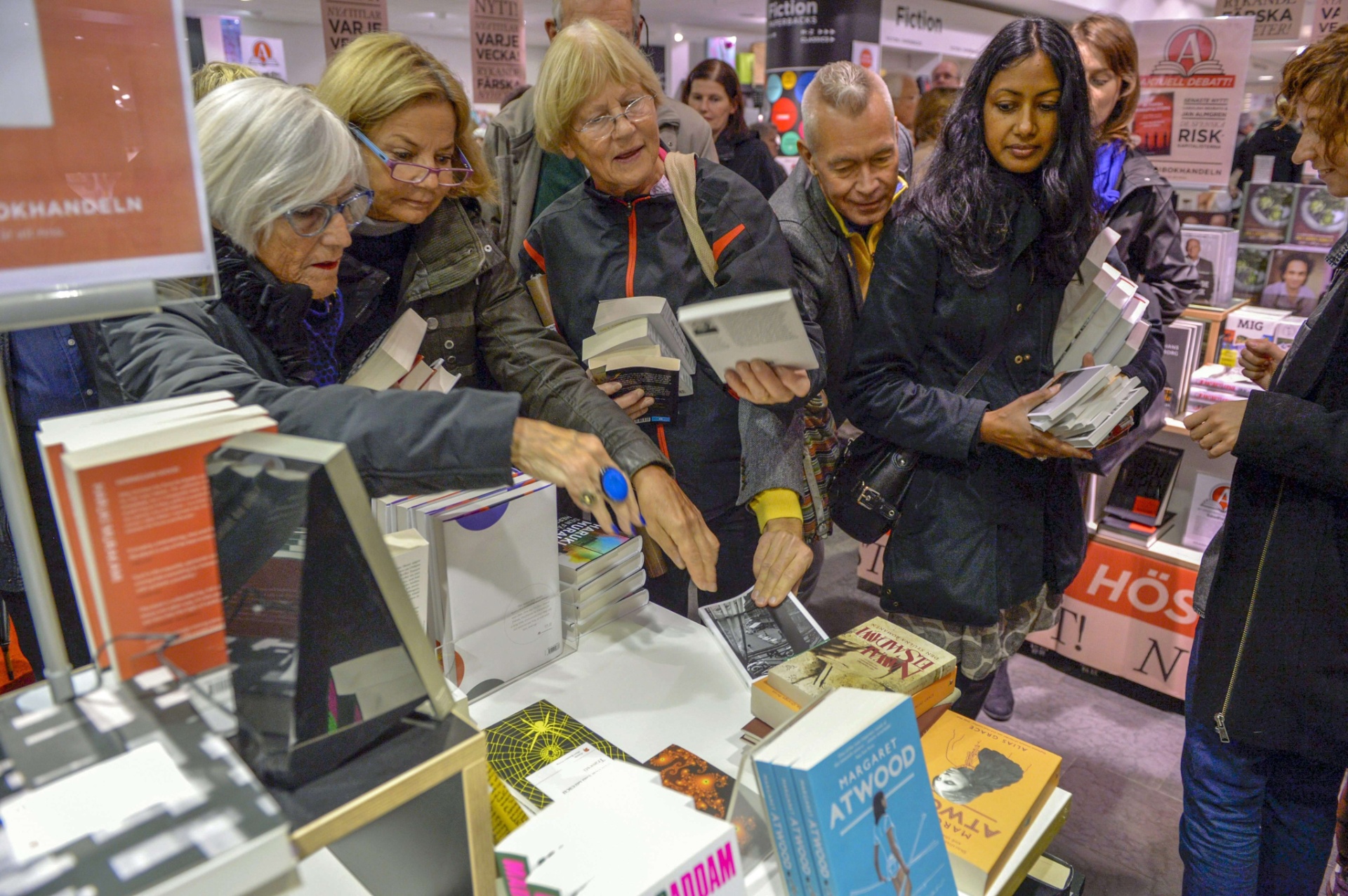 9.out.2014 - O mais novo livro do escritor francês Patrick Modiano, "L'herbe des nuits", é diputado em uma livraria Estocolmo - HENRIK MONTGOMERY/AFP