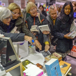 9.out.2014 - O mais novo livro do escritor francês Patrick Modiano, "L'herbe des nuits", é diputado em uma livraria Estocolmo - HENRIK MONTGOMERY/AFP
