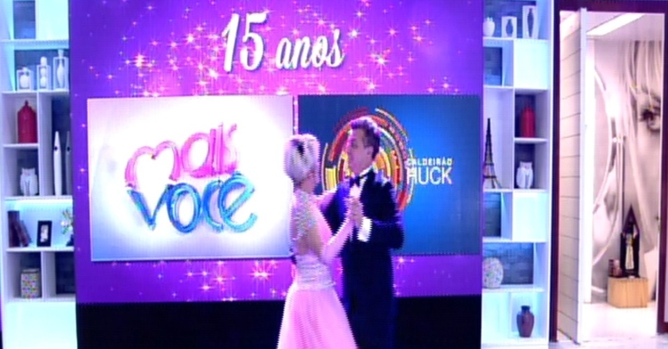9.out.2014 - Vestidos como debutantes, Luciano Huck e Ana Maria Braga dançam valsa para comemorar os 15 anos de ambos na Globo