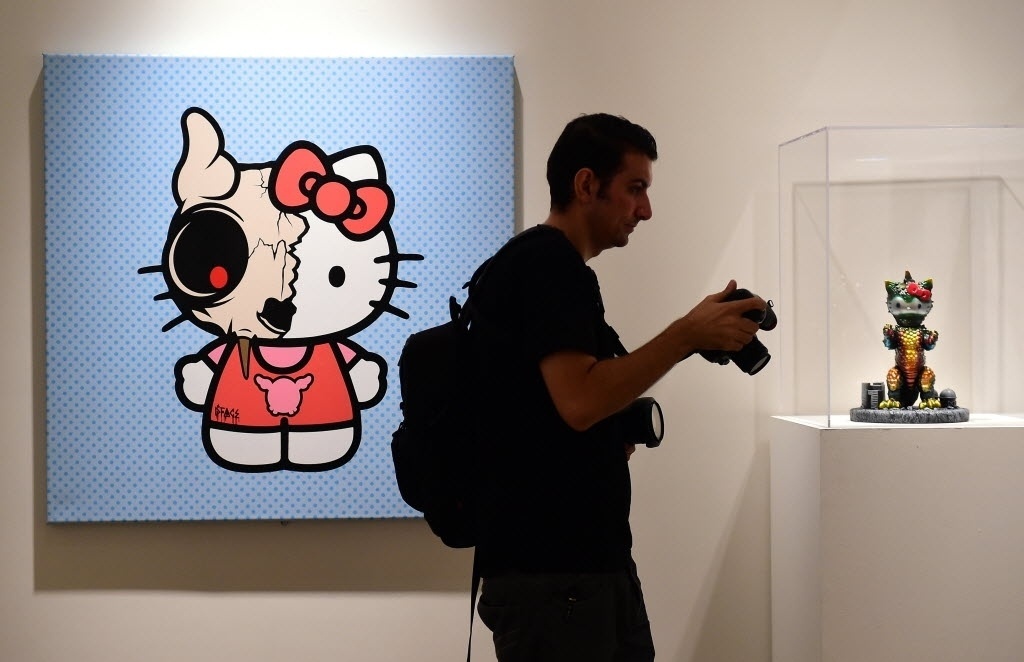10.out.2014 - A exposição "Hello! Exploring the Supercute World of Hello Kitty" acontece em Los Angeles, na Califórnia, a partir de 11 de outubro. O evento celebra os 40 anos da boneca japonesa -  AFP PHOTO / Frederic J.