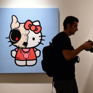 10.out.2014 - A exposição "Hello! Exploring the Supercute World of Hello Kitty" acontece em Los Angeles, na Califórnia, a partir de 11 de outubro. O evento celebra os 40 anos da boneca japonesa -  AFP PHOTO / Frederic J.