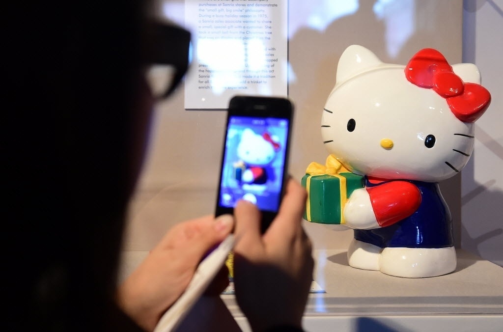 10.out.2014 - A exposição "Hello! Exploring the Supercute World of Hello Kitty" acontece em Los Angeles, na Califórnia, a partir de 11 de outubro. O evento celebra os 40 anos da boneca japonesa - AFP PHOTO / Frederic J