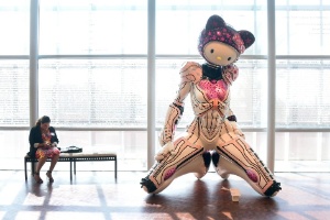 10.out.2014 - A "Super Space Titan Kitty" é uma escultura em fibra de vidro feita por Colin Christian e exibida no evento "Hello! Exploring the Supercute World of Hello Kitty" em Los Angeles, Califórnia. A exposição celebra os 40 anos da boneca japonesa - AFP PHOTO / Frederic J. BROWN
