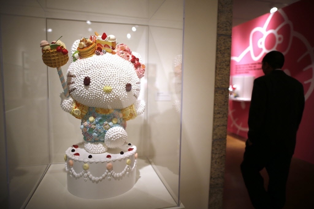 10.out.2014 - A "Sweet Kitty" é uma escultura feita por Osamu Watanabe e exibida no evento "Hello! Exploring the Supercute World of Hello Kitty" em Los Angeles, Califórnia. A exposição celebra os 40 anos da boneca japonesa - REUTERS/Lucy Nicholson