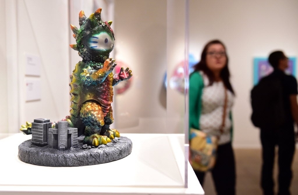 10.out.2014 - Hello Kitty vira Godzilla durante a exposição "Hello! Exploring the Supercute World of Hello Kitty" em Los Angeles, Califórnia - AFP PHOTO / Frederic J.