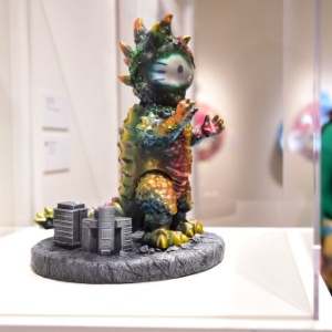 10.out.2014 - Hello Kitty vira Godzilla durante a exposição "Hello! Exploring the Supercute World of Hello Kitty" em Los Angeles, Califórnia - AFP PHOTO / Frederic J.