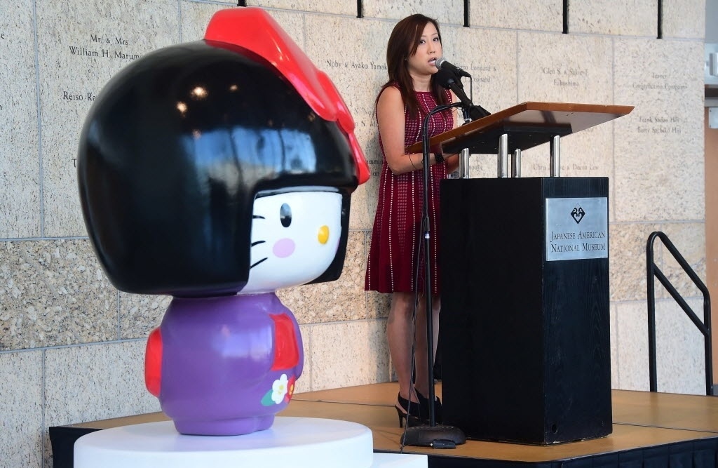 10.out.2014 - Janet Hsu, presidente da Sanrio, conversa com os jornalistas durante exposição "Hello! Exploring the Supercute World of Hello Kitty" em Los Angeles, Califórnia. O evento celebra os 40 anos da boneca japonesa - REUTERS/Lucy Nicholson