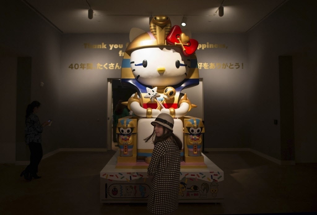 10.out.2014 - "Kittypatra" é uma escultura feita por Vivian Wolfson e exibida no evento "Hello! Exploring the Supercute World of Hello Kitty" em Los Angeles, Califórnia. A exposição celebra os 40 anos da boneca japonesa - REUTERS/Lucy Nicholson
