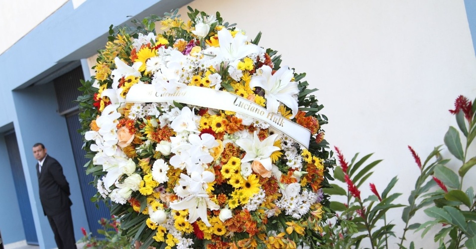 10.out.2014 - Luciano Huck e Angélica enviam coroa de flores para homenagear o ator Pedro Almeida, que está sendo velado no Memorial do Carmo, no Rio de Janeiro