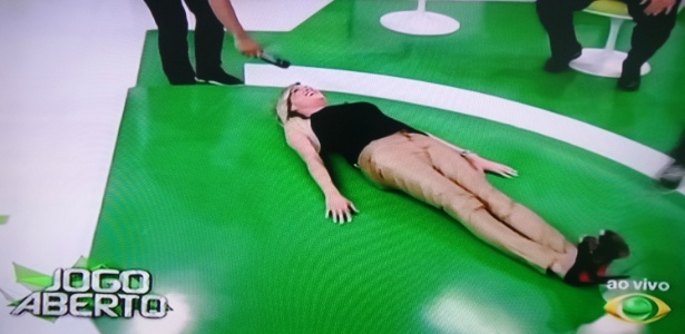 A apresentadora Renata Fan cumpre promessa e deita no chão do "Jogo Aberto"