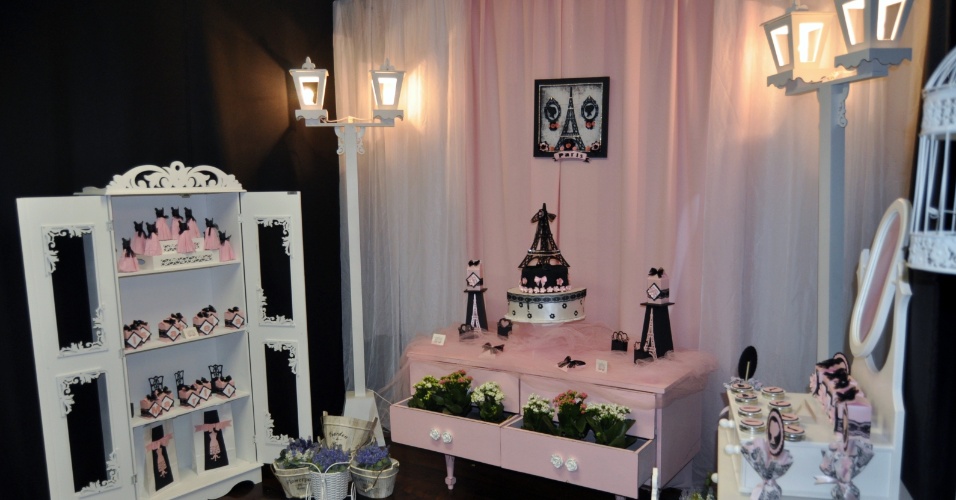 álbum com cenários para festas | Nesta festa, cuja decoração ficou a cargo da empresa Ateliê Festa Provençal, o tema era Uma Tarde em Paris (www.atelie-festaprovencal.blogspot.com.br)