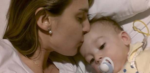A mãe, Aline, com Pedrinho; o menino nunca saiu do hospital desde que nasceu - Reprodução/Facebook