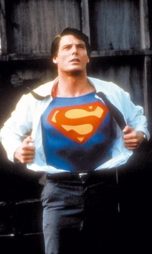 Christopher Reeve em cena do filme "Superman 3" (1983)