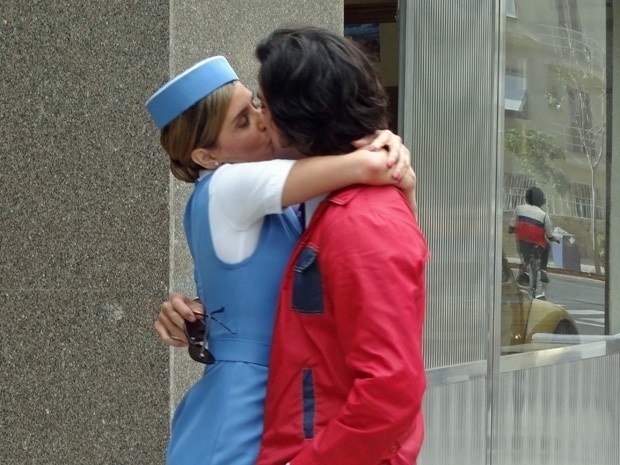 Inês (Deborah Secco) e Beto (Rodrigo Simas) estão cada vez mais próximos e apaixonados. Depois de mais uma viagem, a aeromoça ganha um beijo quente na porta do seu prédio do namorado 
