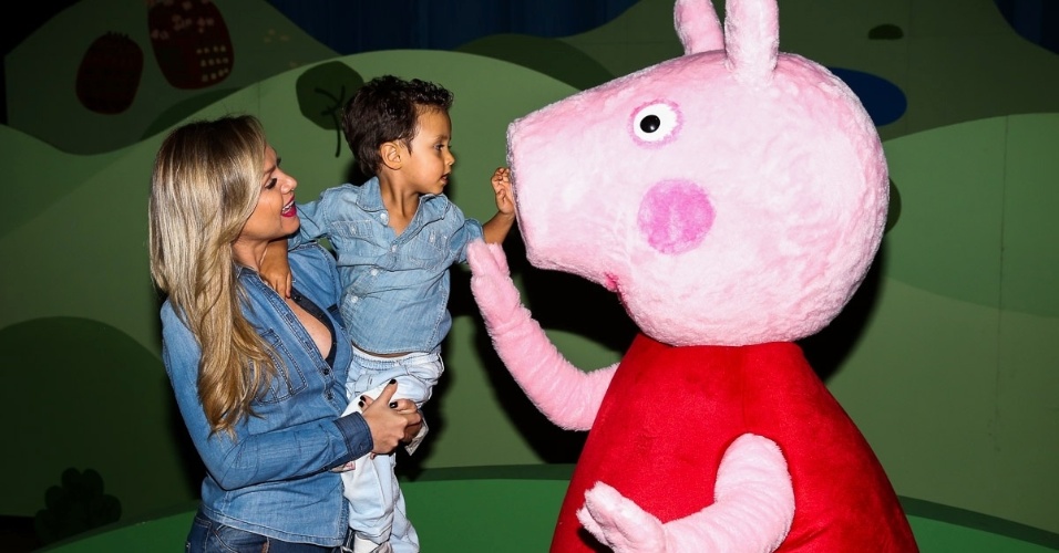 10.out.2014 - Eliana leva seu filho Arthur ao espetáculo infantil oficial  "Peppa - A Caça ao Tesouro" para comemorar o Dia das Crianças no Citibank Hall São Paulo