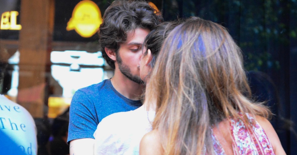 11.out.2014 - Chay Suede e Laura Neiva foram flagrados aos beijos nesta tarde em um bar no bairro do Itaim, em São Paulo