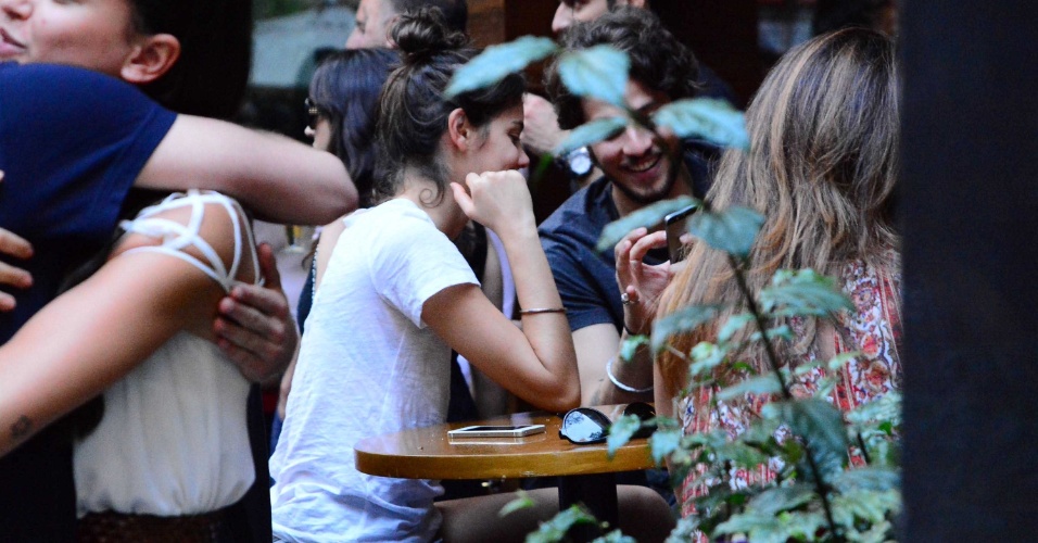 11.out.2014 - Chay Suede e Laura Neiva foram flagrados aos beijos nesta tarde em um bar no bairro do Itaim, em São Paulo