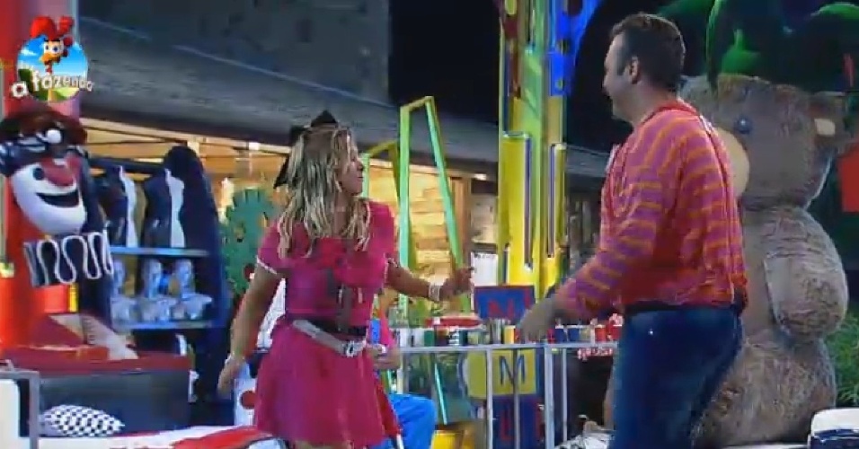 11.out.2014 - Felipeh Campos e Andréia Sorvetão dançam em cenário lúdico da Festa Fábrica de Brinquedos
