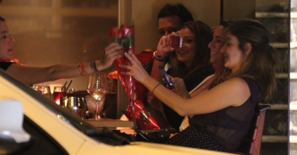 11.out.2014 - Marina Ruy Barbosa foi clicada trocando beijos com o namorado, o empresário Caio Nabuco, em um restaurante no Leblon, no Rio de Janeiro