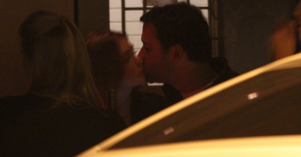 11.out.2014 - Marina Ruy Barbosa foi clicada trocando beijos com o namorado, o empresário Caio Nabuco, em um restaurante no Leblon, no Rio de Janeiro