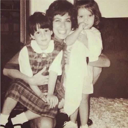 12.out.2014 - Luiza Possi posta imagem da infância ao lado de Patricia Pillar e a prima Mariana Millon