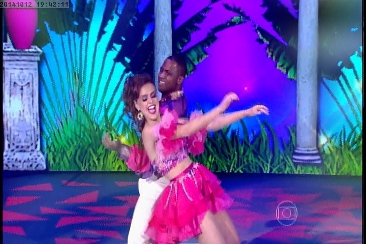 12.out.2014 - Paloma Bernardi e Patrick Carvalho dançaram mambo com muita alegria e sensualidade
