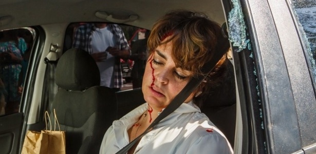 Beatriz sofre acidente de carro após ouvir desaforos de mulheres