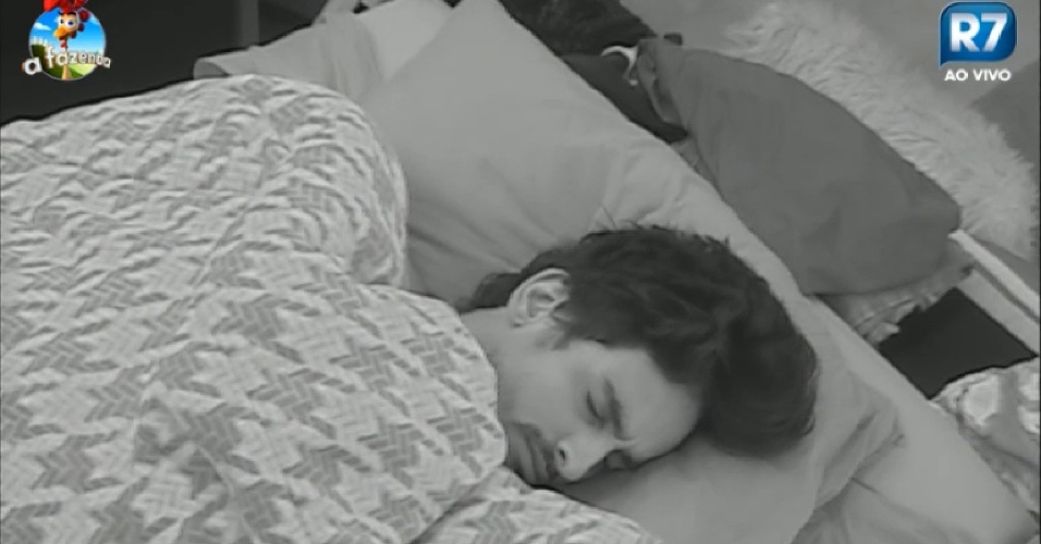 14.set.2014 - O cantor Léo Rodriguez dorme no quarto em "A Fazenda 7"