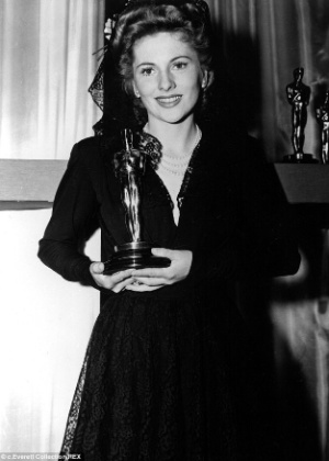 A atriz Joan Fontaine com seu Oscar - Por Chris Michaud
