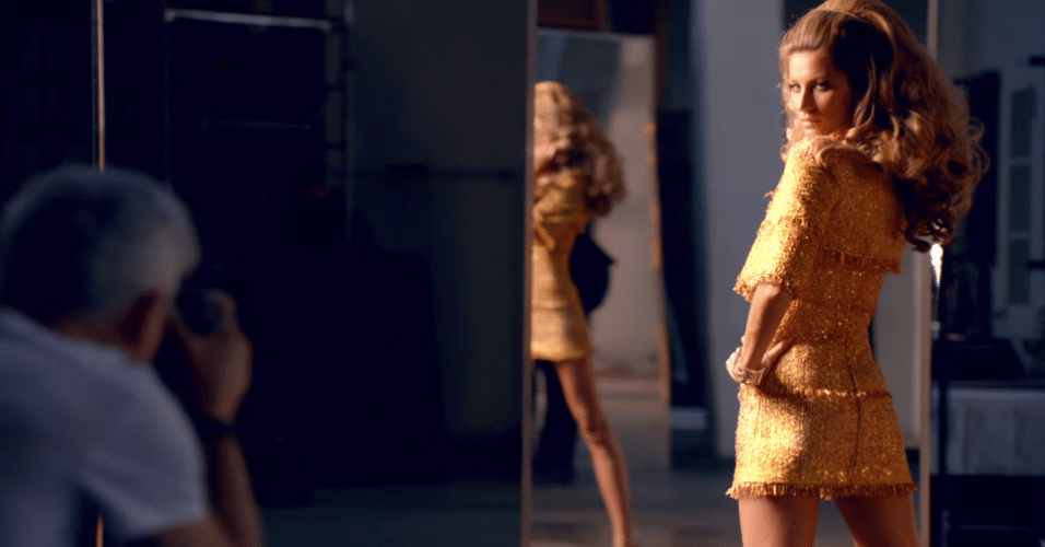 14.out.2014 - Gisele Bündchen estrela nova campanha para promover perfume Chanel nº 5. Com tom dramático, a top brasileira vive uma surfista, mãe e modelo que sofre por um amor, vivido pelo ator Michiel Huisman