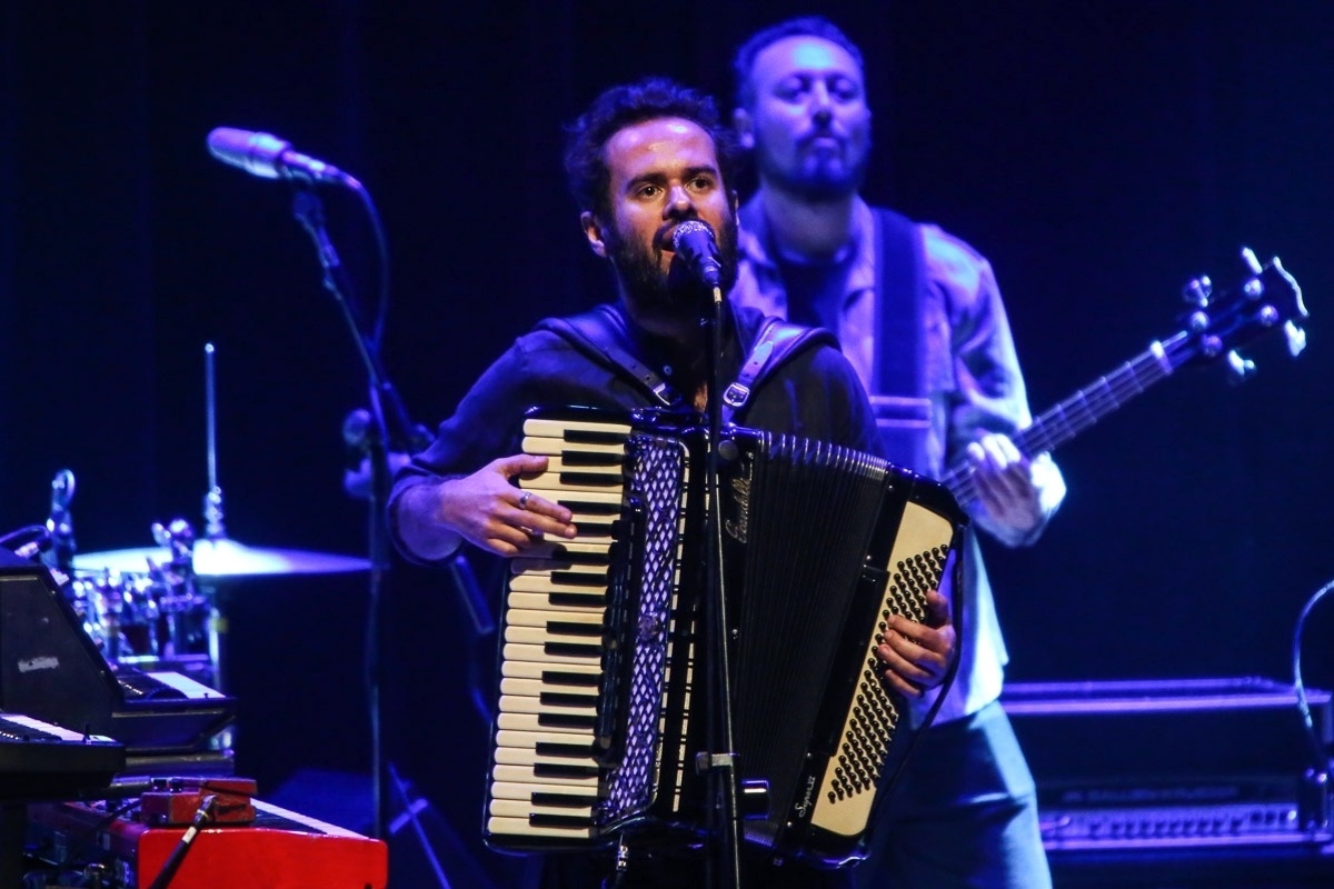 14.out.2014 - O cantor Marcelo Jeneci se apresenta no Prêmio Claudia 2014, no Auditório Ibirapuera, dentro do Parque Ibirapuera, na zona sul de São Paulo, nesta terça-feira - Manuela Scarpa/Photo Rio News