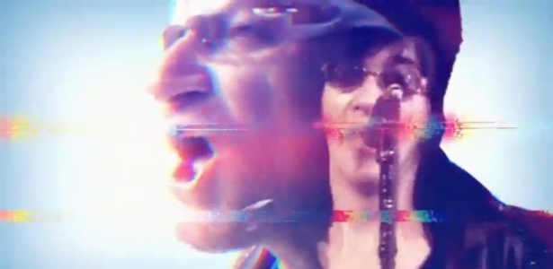Joey Ramone é projetado sobre Bono Vox no clipe da canção - Reprodução