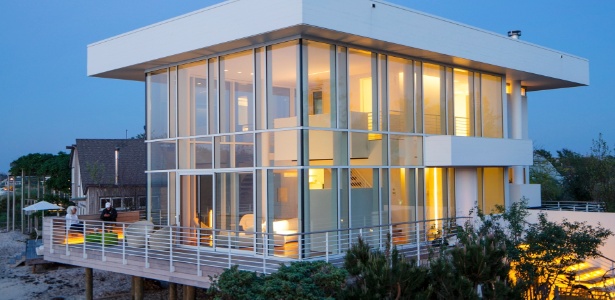 A casa de aço e vidro em Fair Harbor foi desenhada pelo arquiteto Richard Meier - Trevor Tondro/ The New York Times