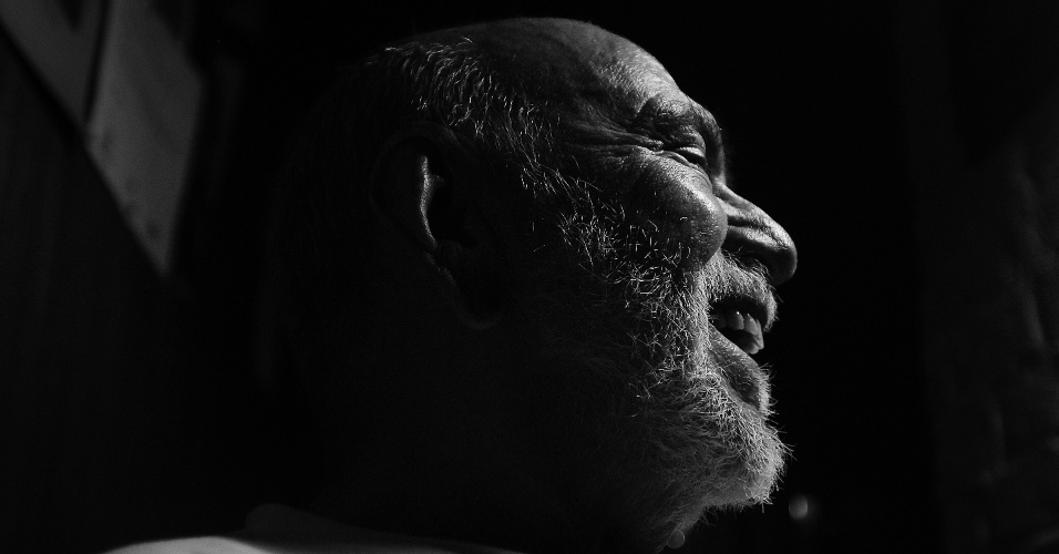 14.out.2014 - O ator Lima Duarte em seu apartamento em São Paulo