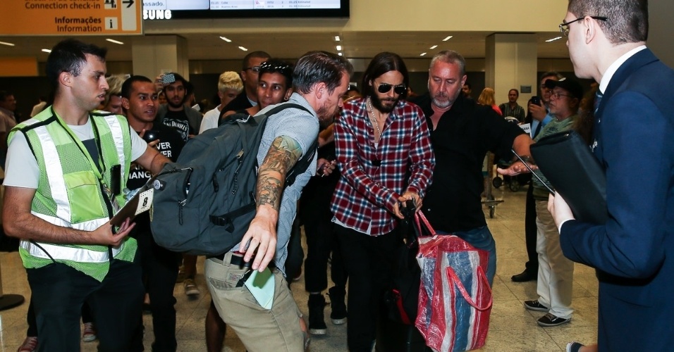 15.out.2014 - Jared Leto e a banda americana 30 Seconds to Mars desembarcam em aeroporto de São Paulo e causam tumulto entre os fãs na manhã desta quarta-feira