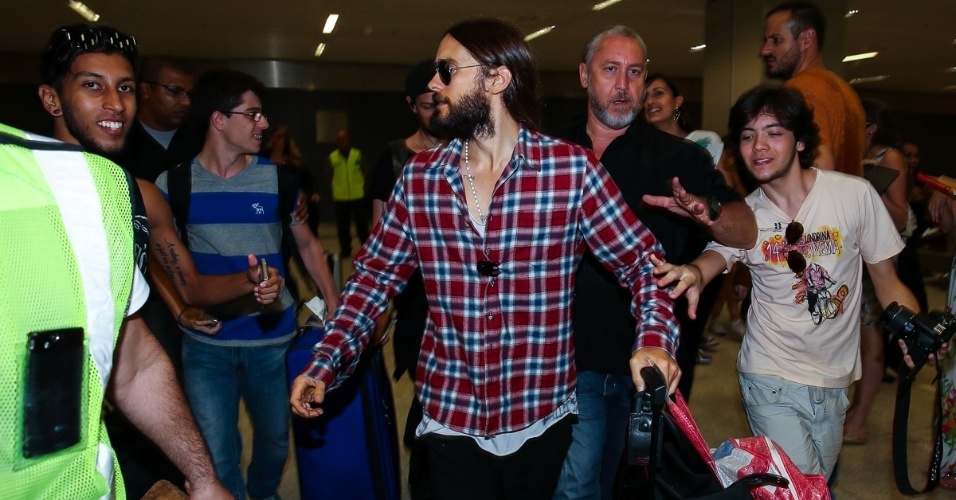 15.out.2014 - Jared Leto e a banda americana 30 Seconds to Mars desembarcam em aeroporto de São Paulo e causam tumulto entre os fãs na manhã desta quarta-feira