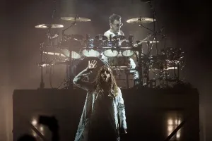 30 Seconds to Mars supera calor e faz show com jeito de karaokê em