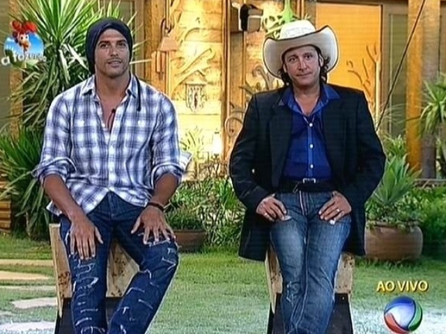 16.out.2013 - Marlos Cruz e Roy Rosselló disputam a preferência do público na quarta roça de "A Fazenda 7"