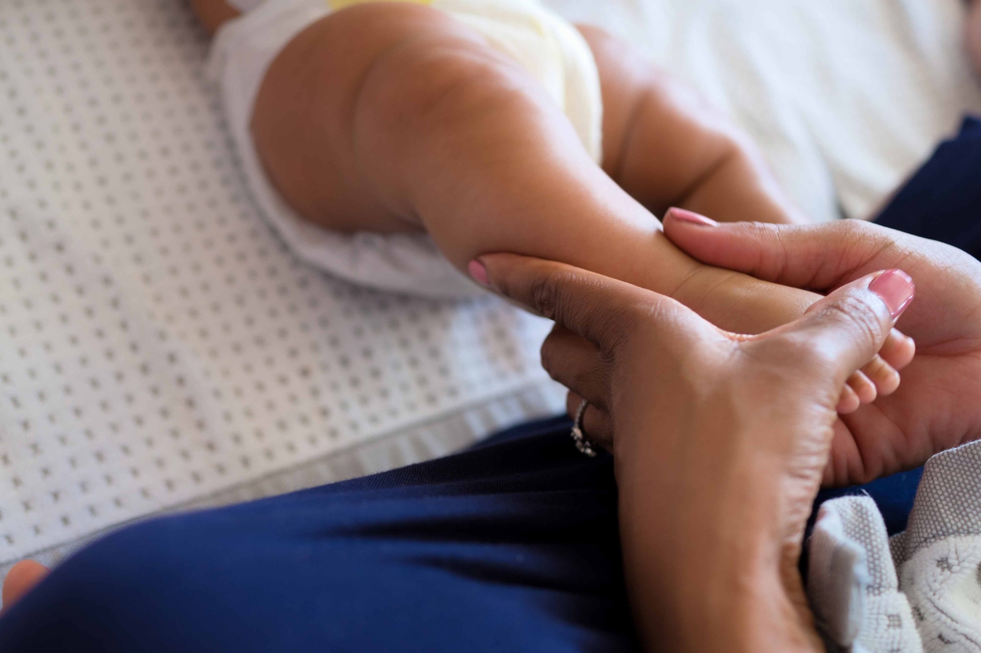 As técnicas de massagem são ensinadas aos pais para que estes possam fazer em casa. Toda sessão pode ser acompanhada pelos responsáveis do bebê - Divulgação/Float Baby