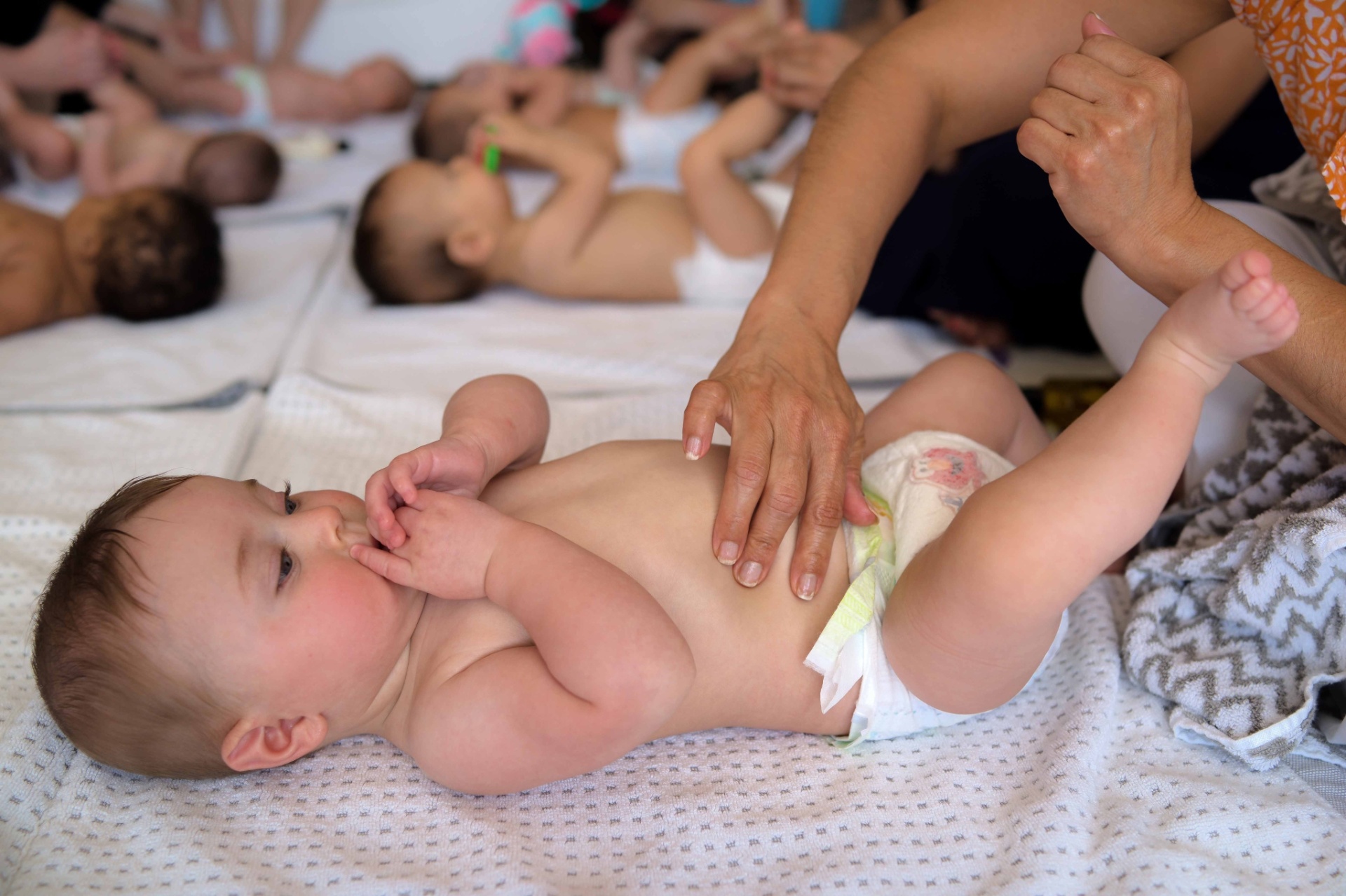 Depois de nadar com a boia na piscina aquecida, o bebê é seco e vai para uma sala de massagem, onde profissionais usam técnicas especiais para eles - Divulgação/Float Baby