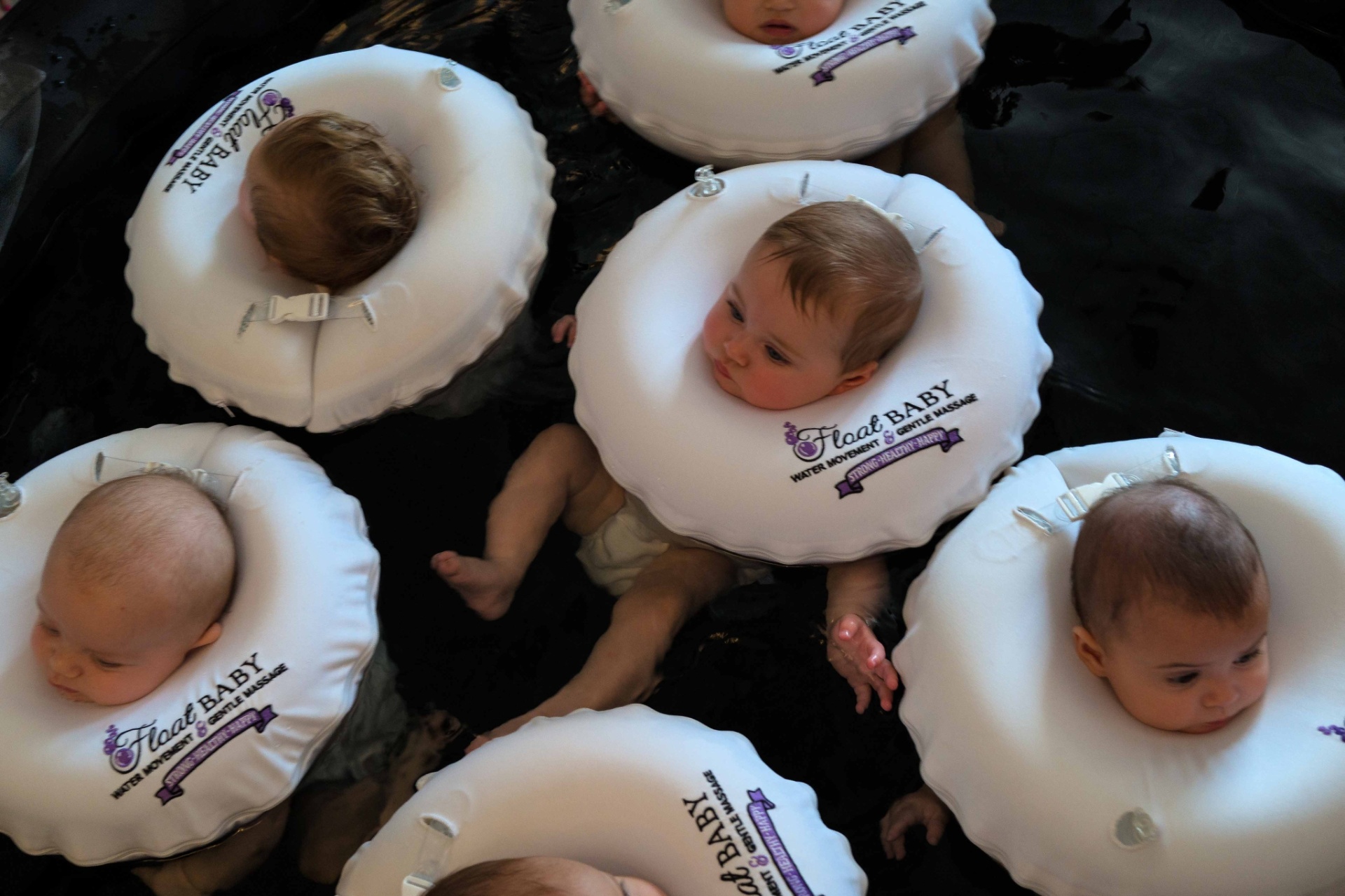 Para a sessão de hidroterapia, que é feita em uma piscina com água aquecida (temperatura de 35ºC), é colocada uma boia no pescoço do bebê, feita sob medida, para que ele possa movimentar livremente braços e pernas na água - Divulgação/Float Baby