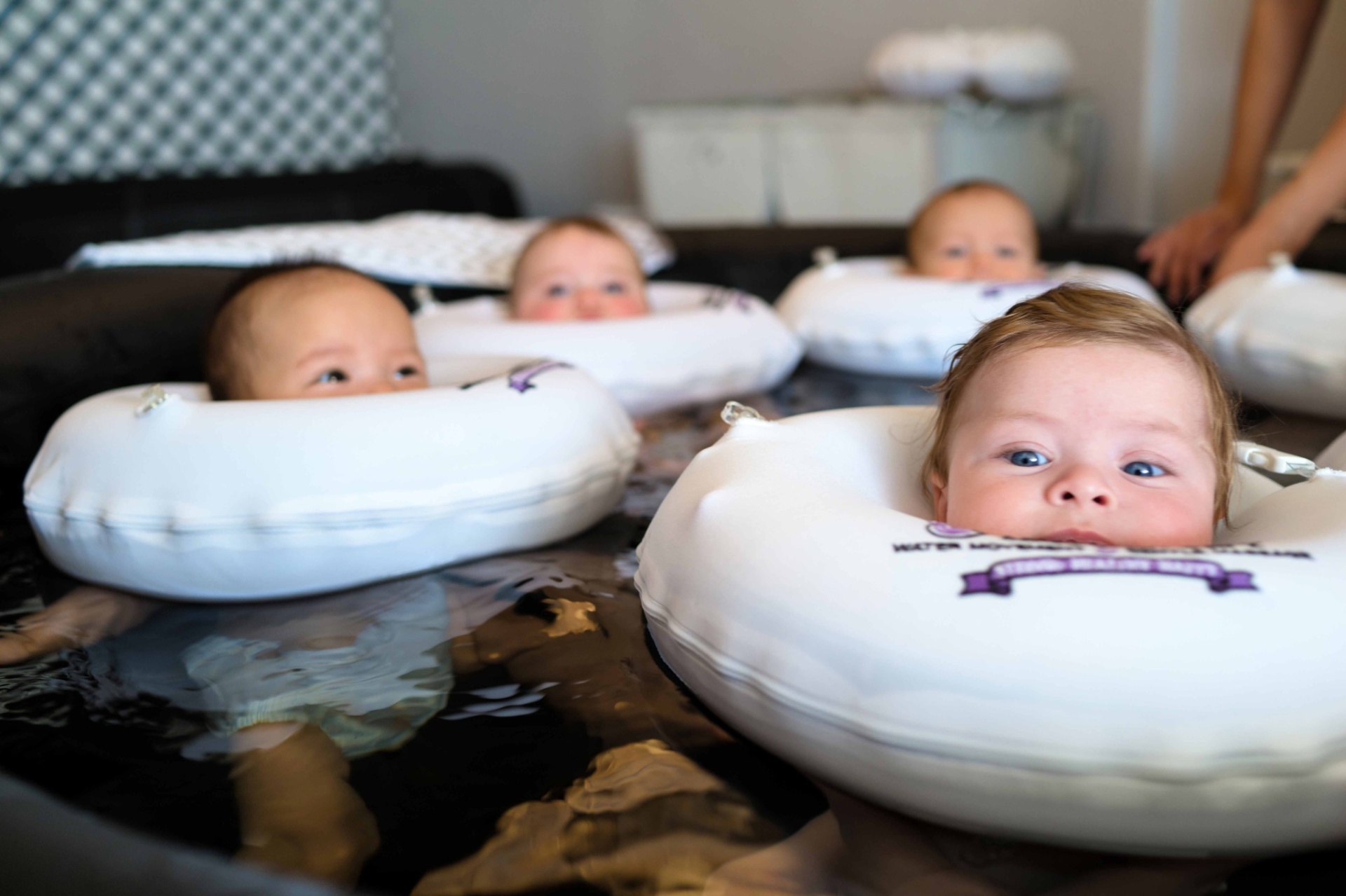O bebê fica cerca de 20 minutos na piscina, durante a sessão de hidroterapia feita no spa americano Float Baby. Da piscina, a criança é levada para uma sessão de massagem especial - Divulgação/Float Baby