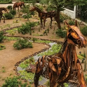 Tecido xadrez verde e branco jogado em uma mesa de madeira rústica