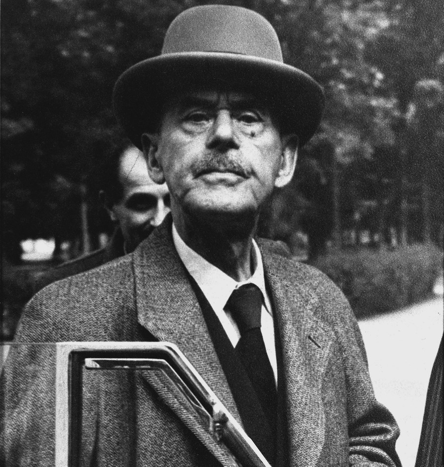 Thomas Mann: Premiado em 1929, o livro essencial do escritor alemão é ?Os Buddenbrooks?. De 1901, a obra foi fundamental para que Thomas Mann ganhasse o Nobel, mas outros títulos de sua autoria não podem ser ignorados, como ?A Montanha Mágica?, ?Tonio Kröeger? e ?A Morte em Veneza?. Um dos maiores romancistas do século 20, por morar na Suíça foi considerado expatriado da Alemanha pelo regime nazista, por isso, posteriormente, mudou-se para os Estados Unidos, onde obteve cidadania local. - Divulgação