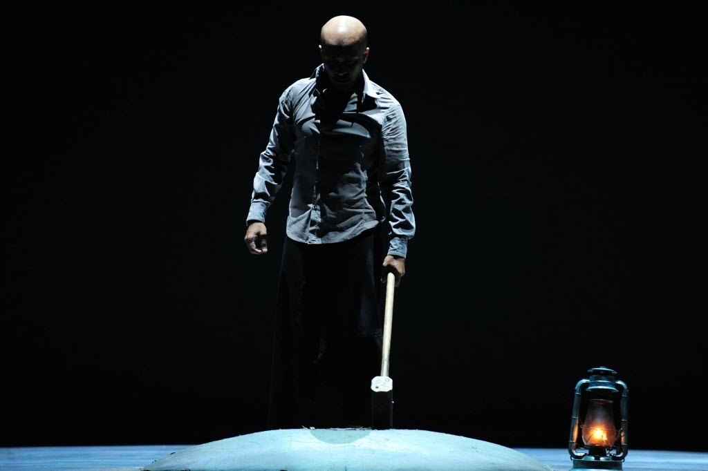 16.out.2014 - O bailarino britânico de origem bengalesa Akram Khan faz o último ensaio nesta quinta-feira antes de se apresentar com o espetáculo "Desh", no Teatro Alfa, zona sul de São Paulo - Junior Lago/UOL