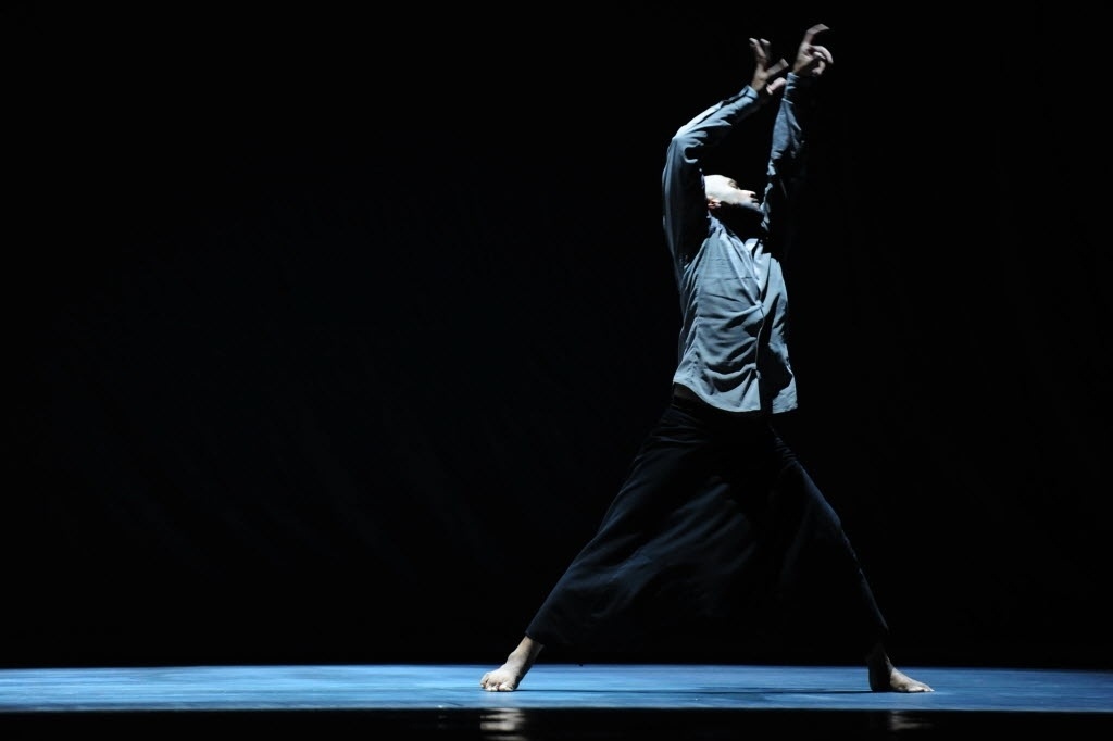 16.out.2014 - O bailarino britânico de origem bengalesa Akram Khan faz o último ensaio nesta quinta-feira antes de se apresentar com o espetáculo "Desh", no Teatro Alfa, zona sul de São Paulo - Junior Lago/UOL