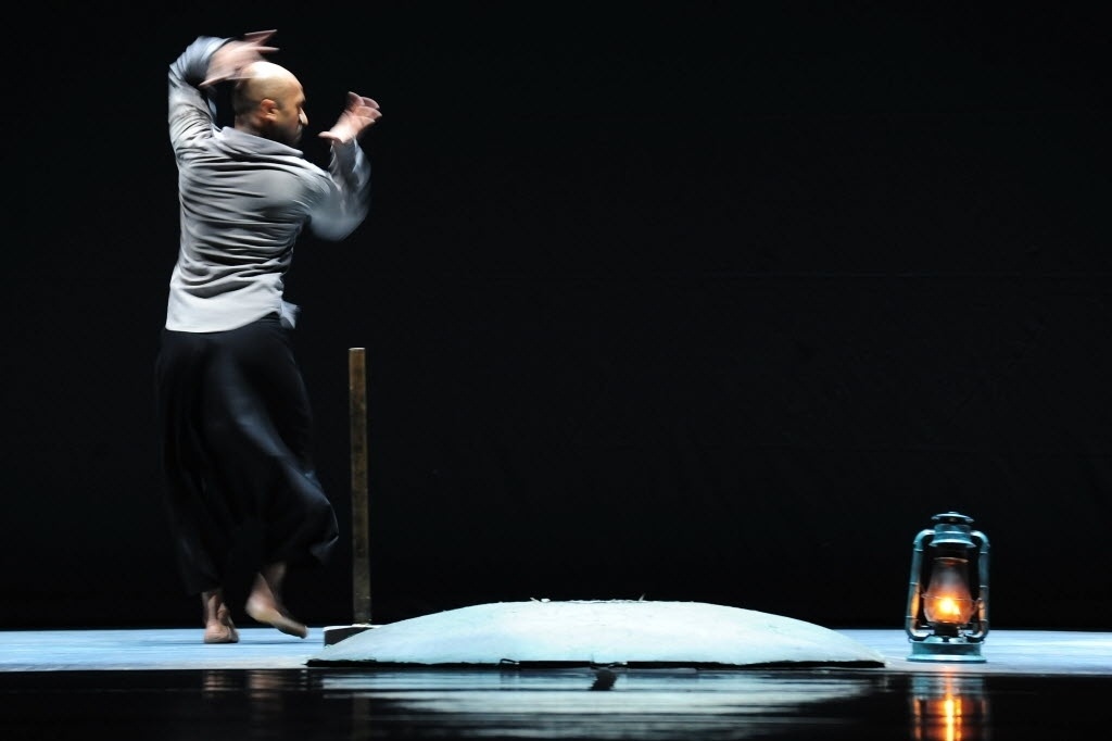 16.out.2014 - O bailarino britânico de origem bengalesa Akram Khan faz o último ensaio nesta quinta-feira antes de se apresentar com o espetáculo "Desh", no Teatro Alfa, zona sul de São Paulo - Junior Lago/UOL