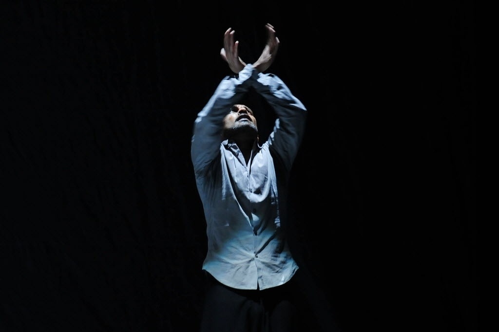 16.out.2014 - O bailarino britânico de origem bengalesa Akram Khan faz o último ensaio nesta quinta-feira antes de se apresentar com o espetáculo "Desh", no Teatro Alfa, zona sul de São Paulo - Junior Lago/UOL