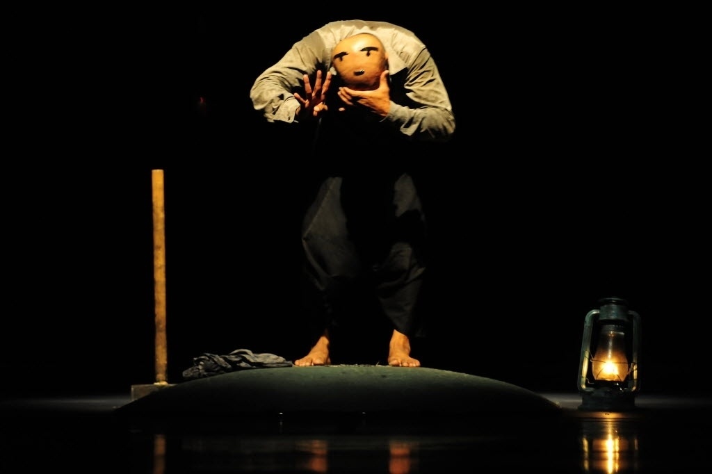 16.out.2014 - O bailarino britânico de origem bengalesa Akram Khan faz o último ensaio nesta quinta-feira antes de se apresentar com o espetáculo "Desh", no Teatro Alfa, zona sul de São Paulo - Junior Lago/UOL